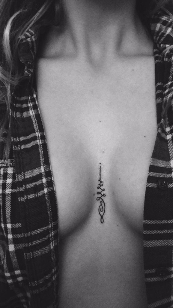 tatuaje para mujer en senos