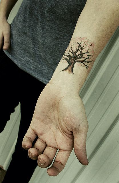 tatuaje árbol muñeca