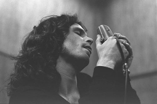 Morrison cantando