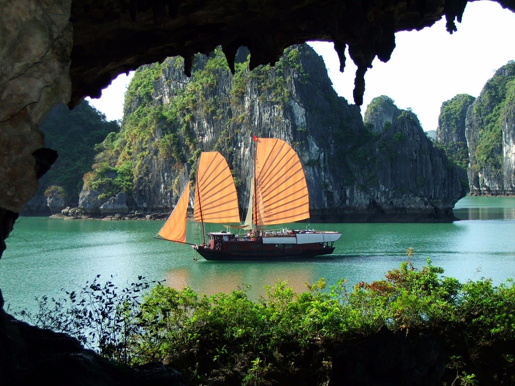 Vinh Ha Long Grotto, Vietnam скачать