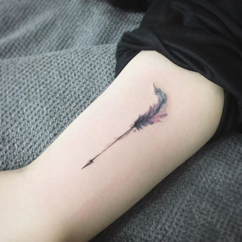 Tatuajes de pluma que te harán dejar de odiar este diseño