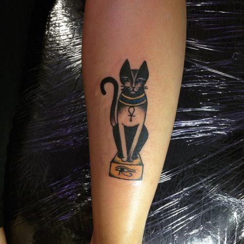 tatuajes de simbolos egipcios gatito