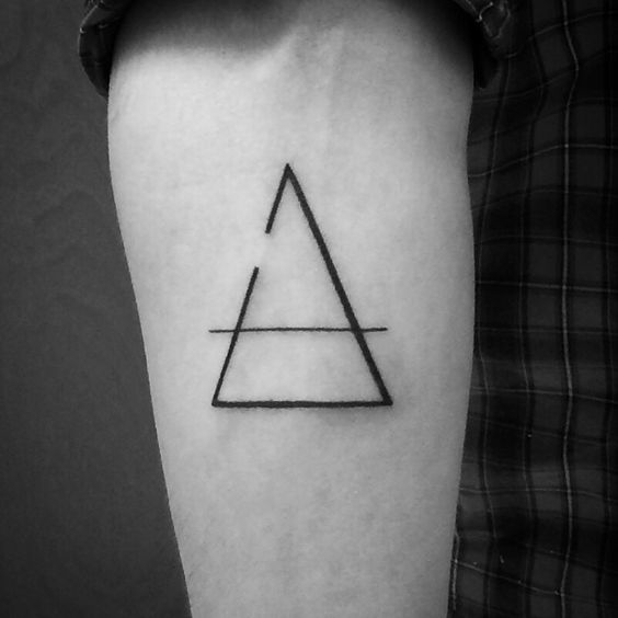 Tatuajes minimalistas diseño para hombre o mujer y su