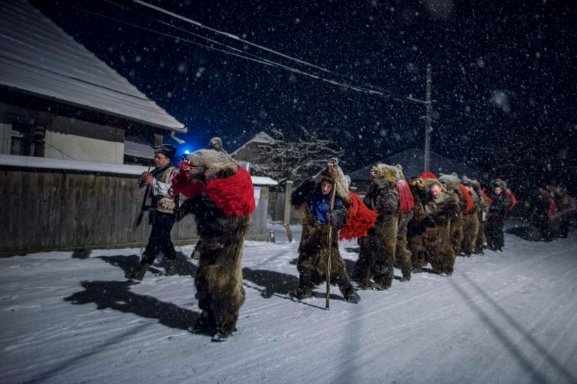17 fotografías del ritual navideño de vestirse con piel de oso y bailar 17