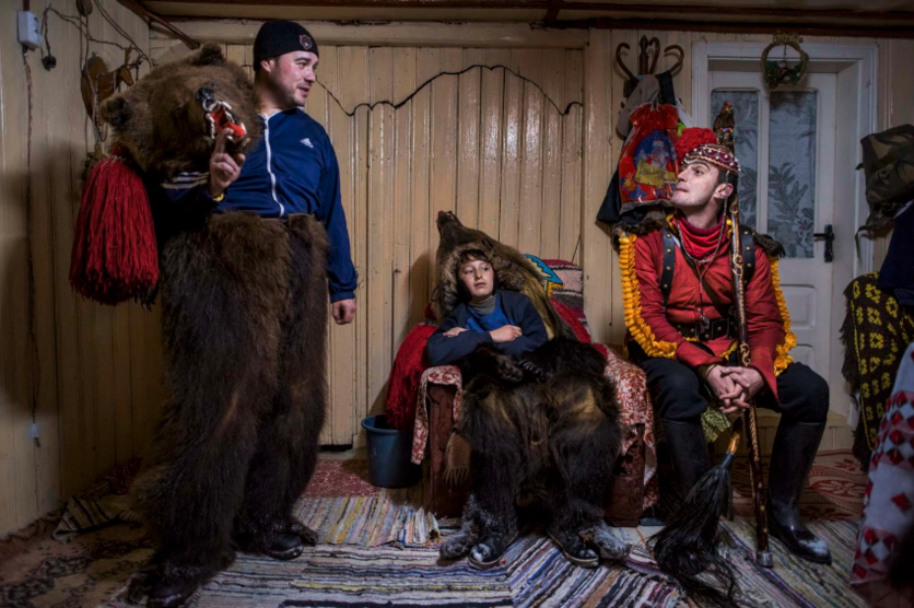 17 fotografías del ritual navideño de vestirse con piel de oso y bailar 16