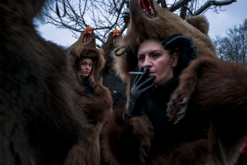 17 fotografías del ritual navideño de vestirse con piel de oso y bailar 4