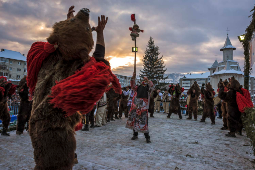17 fotografías del ritual navideño de vestirse con piel de oso y bailar 3