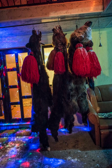 17 fotografías del ritual navideño de vestirse con piel de oso y bailar 12
