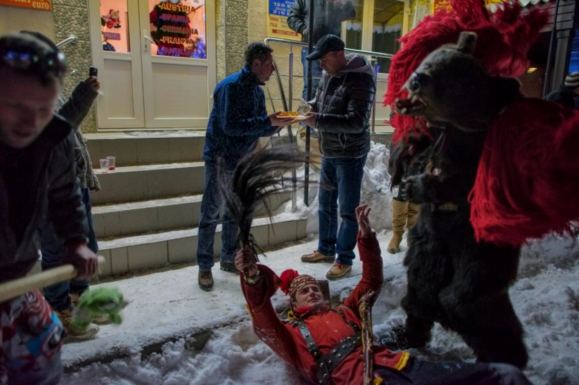17 fotografías del ritual navideño de vestirse con piel de oso y bailar 9
