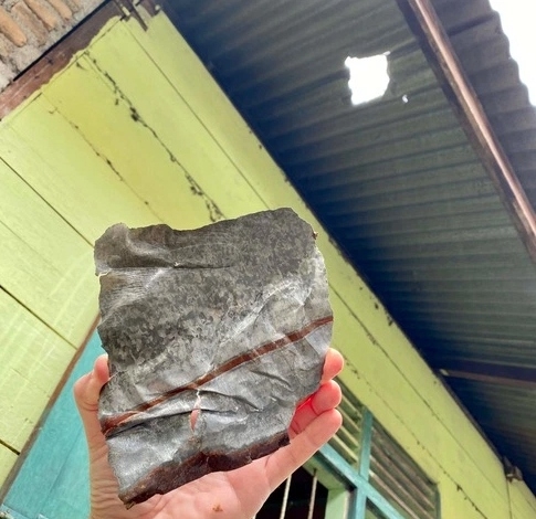 hombre de indonesia se hace millonario al caer un meteorito en su casa 2