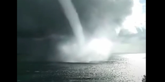 extranos tornados marinos son grabados en medio del mar negro 1