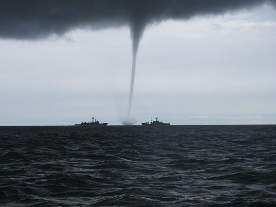 extranos tornados marinos son grabados en medio del mar negro 2