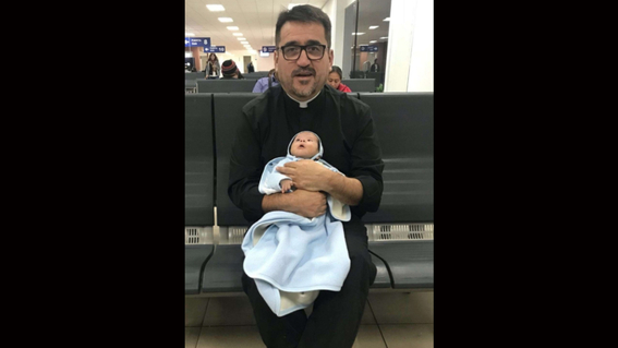 sacerdote adopta a bebe con sindrome de down 1