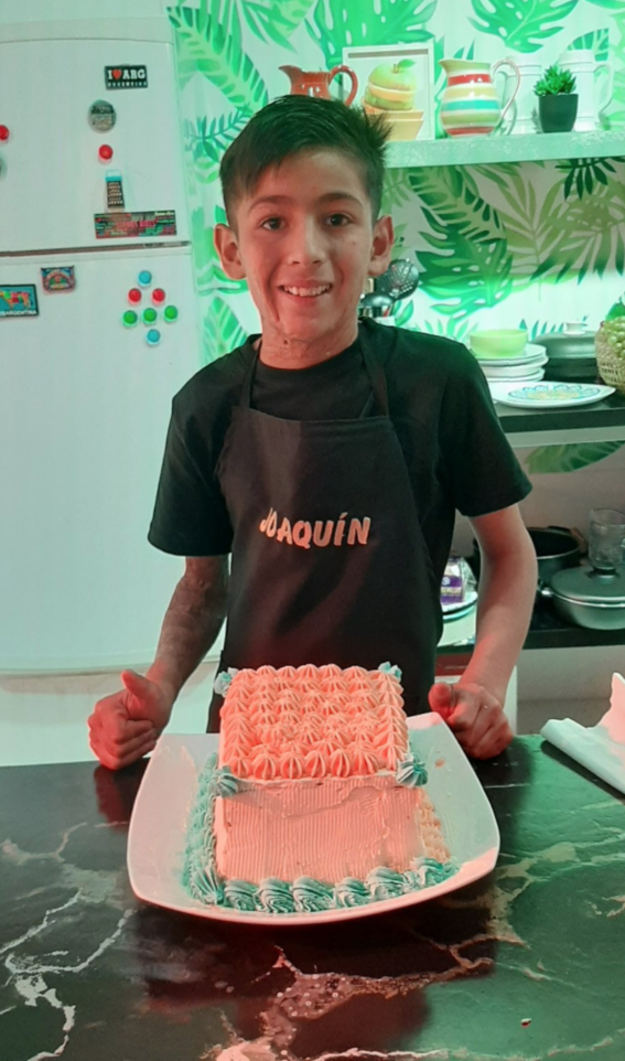 el nino de 10 anos vende pasteles para pagar sus cirugias 2