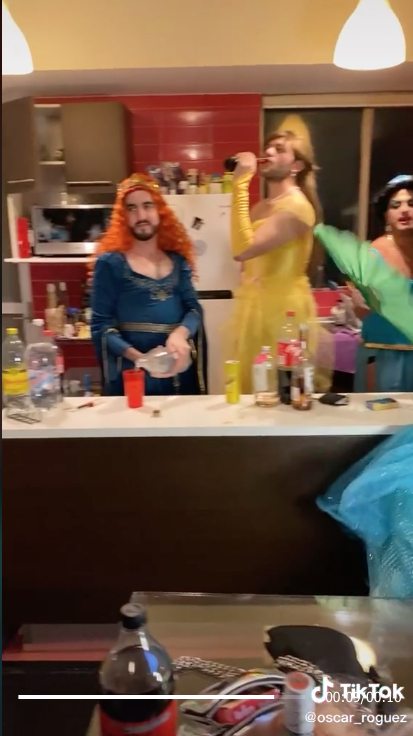 amigos rompen estereotipos y celebran fiesta tematica vestidos de princesas video 3