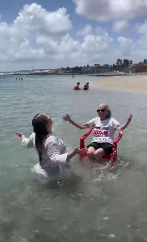 nieta lleva a su abuelita de 94 anos a conocer el mar 1