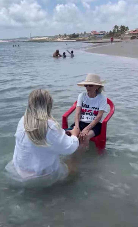 nieta lleva a su abuelita de 94 anos a conocer el mar 2