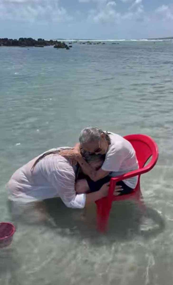 nieta lleva a su abuelita de 94 anos a conocer el mar 3
