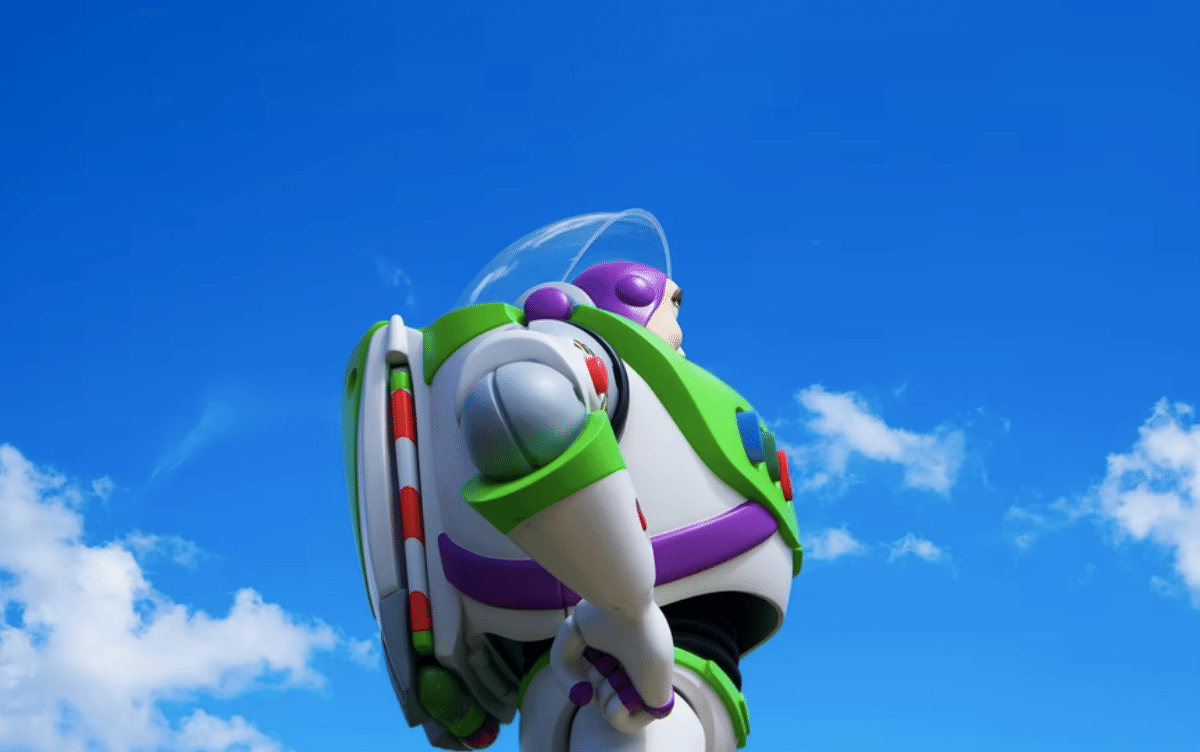 Buzz Lightyear de espaldas con el cielo de fondo.