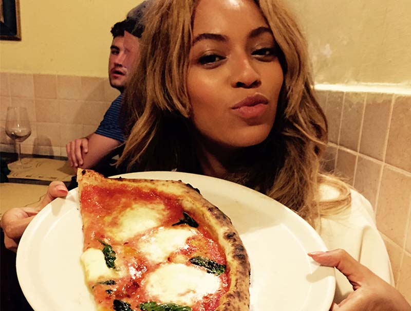 Beyonce comiendo pizza