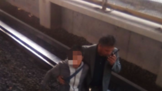 detienen a ladron de celulares tras caer a vias del metro
