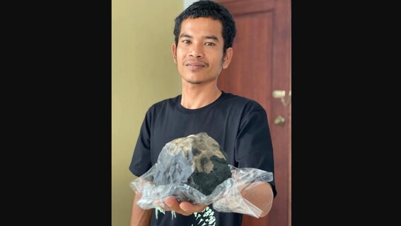 hombre de indonesia se hace millonario al caer un meteorito en su casa
