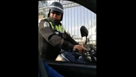 un policia del municipio de cuautitlan izcalli fue captado mientras amenazaba y extorsionaba a un automovilista