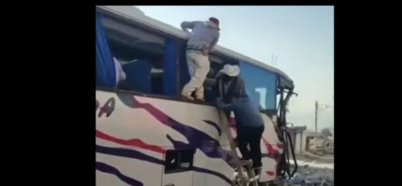 autobus de pasajeros choca contra una casa en el estado de mexico