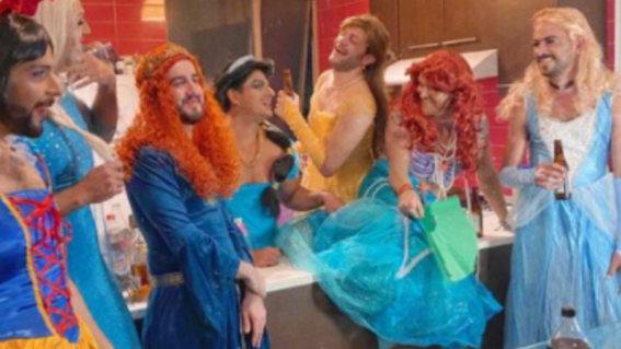 amigos rompen estereotipos y celebran fiesta tematica vestidos de princesas video